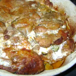 Свински вратни пържоли със сметана и кисели краставички