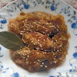 Пилешки крилца със зеле на фурна