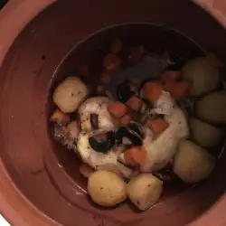 Пилешко с картофи, гъби и тиквички в гювеч
