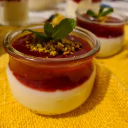 Домашен пудинг с ягоди и малини