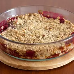 Руски пирог с круши и малини