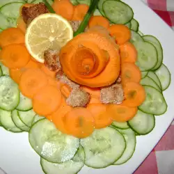 Салата с моркови и краставици