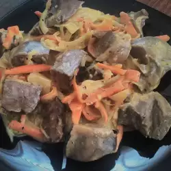 Задушени сърца с лук, моркови и заквасена сметана