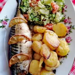 Риба скумрия с картофи на фурна
