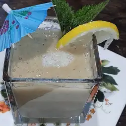 Смути с коприва и ябълка