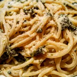 Спагети със спанак, сметана и пармезан