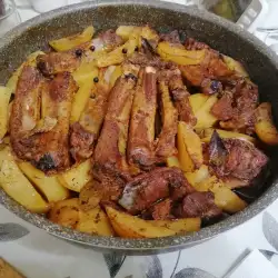 Свински ребърца с пресни картофи на фурна