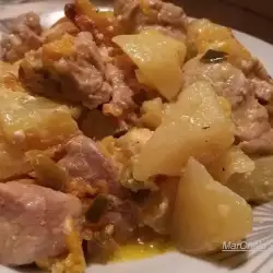 Печено свинско с картофи в гювеч