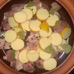 Свинско с кисело мляко и топено сирене в гърне