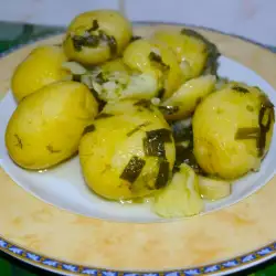 Пресни картофи с пролетни зелении