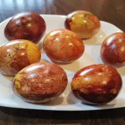 Великденски яйца с люспи от лук и чай от каркаде