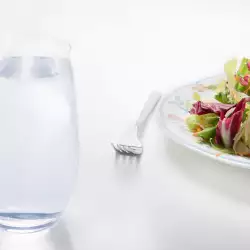 Чаша вода преди хранене топи до 7 кг