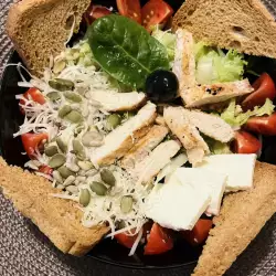 Здравословна салата с пилешко филе с спанак