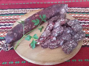 Колко сол и черен пипер се слага на 1 кг смес за суджук?