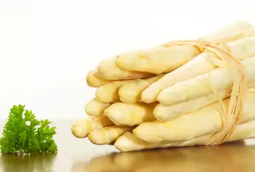 Каква е разликата между белите и зелените аспержи?