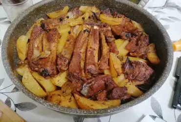Свински ребърца с пресни картофи на фурна