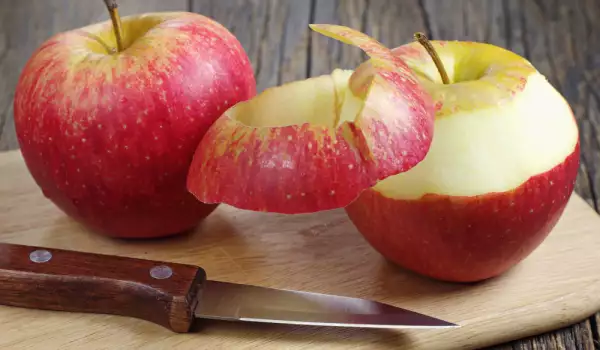 Лесно белене на ябълка