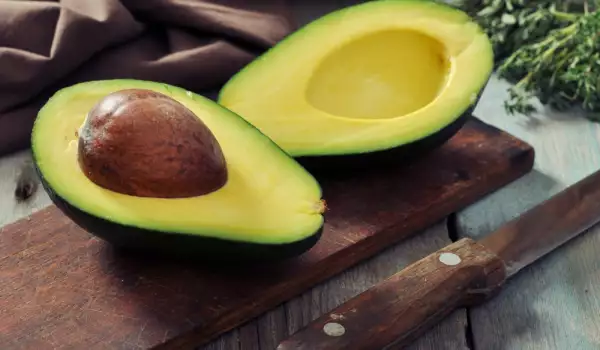 Как се съхранява цяло и нарязано авокадо?