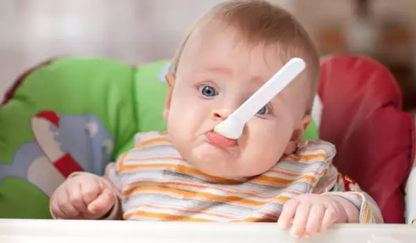 През колко часа трябва да яде бебе на 5 месеца?