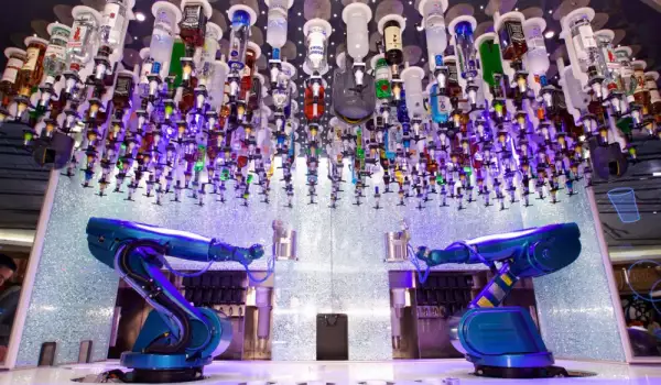 Робот приготвя напитки в първия автоматизиран коктейл-бар в Китай (СНИМКИ)