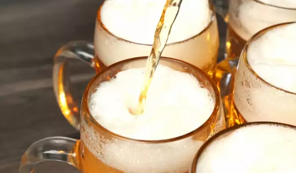 Защо пяната на бирата е бяла?