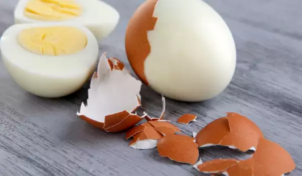 Защо трудно се белят варени яйца?