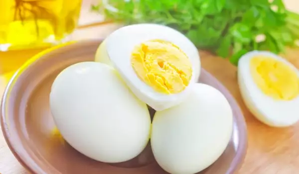 Как се белят лесно яйца?