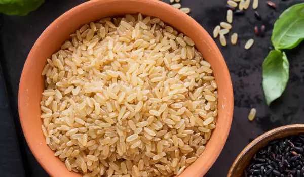 Колко време се кисне кафяв ориз преди готвене?