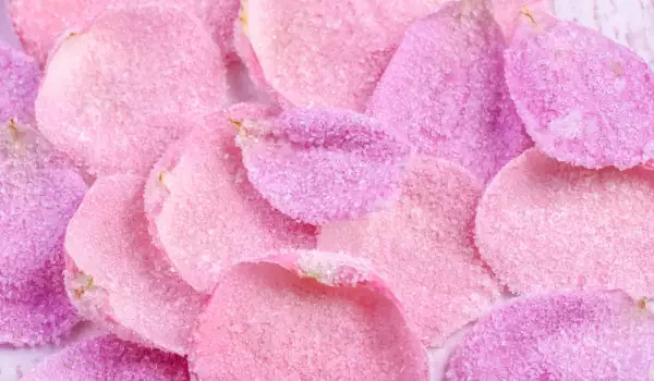 Как се правят захаросани розови листенца?