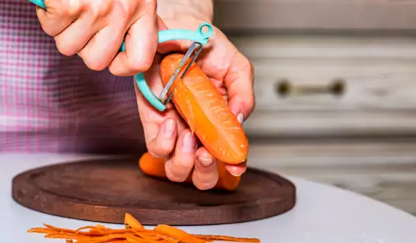 Как да обелим лесно моркови?