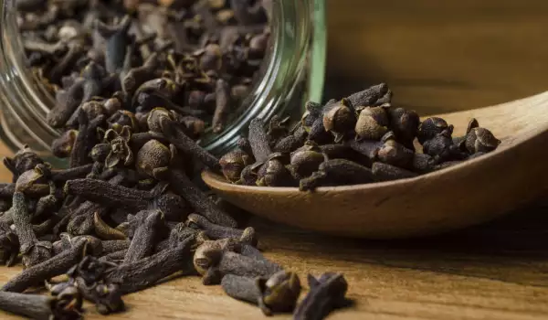 Чай от карамфил - как да го приготвим и за какво е полезен