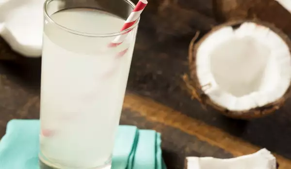 Кокосова вода в чаша