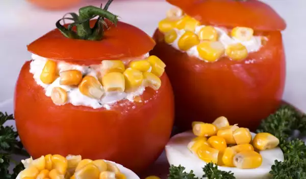Пълнени домати с царевица