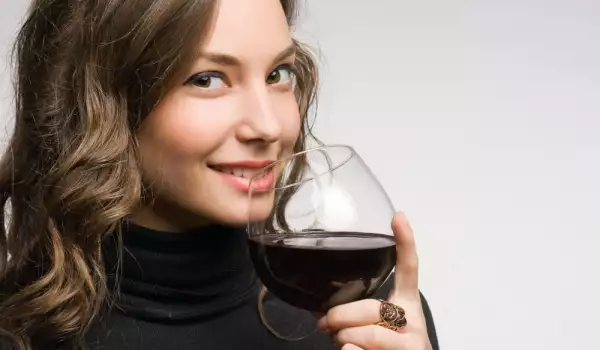 Червено вино преди или след хранене?