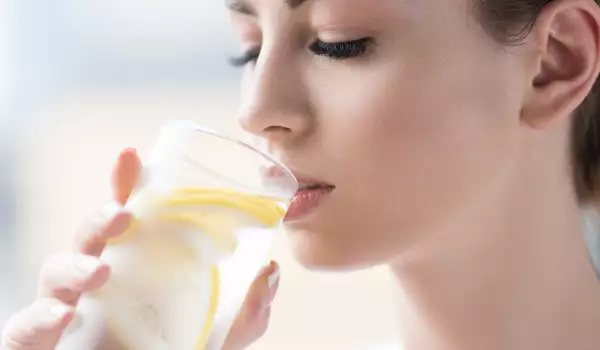 8 ползи от пиенето на вода с лимон за здравето и отслабването