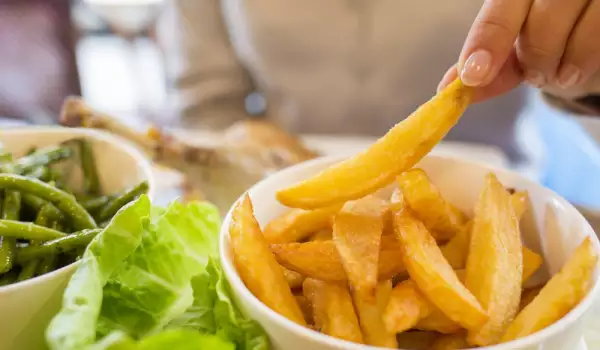 Колко калории има една порция пържени картофки?