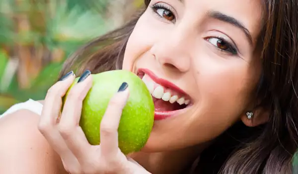 Не яж частично развалени ябълки! Ето защо