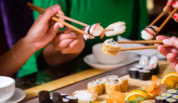 Как се държат клечките за суши?
