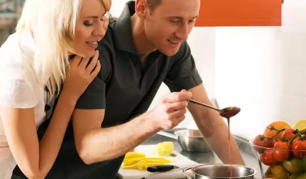 мъж и жена готвят