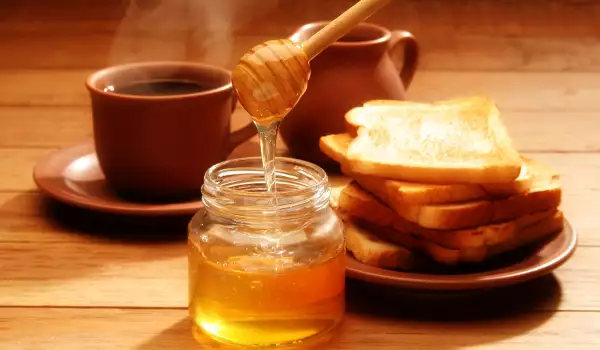 Препечени филийки с мед и масло