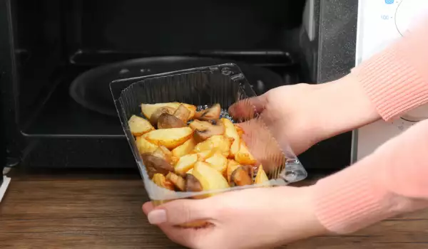 топла храна в пластмасови съдове