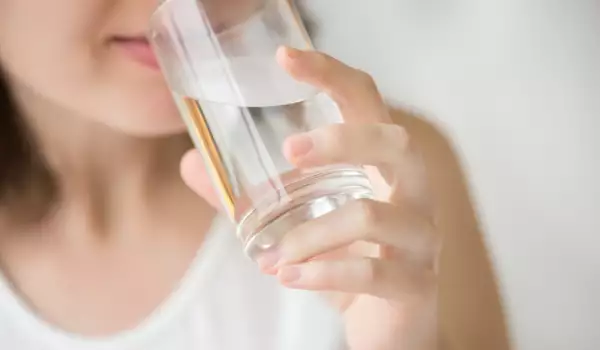 9 симптома на дехидратация, които не са жажда