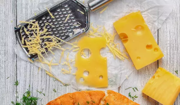 Как да настържем полумеко сирене