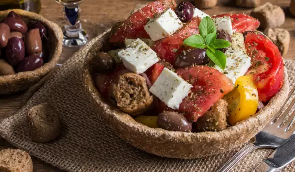 Какви подправки се слагат на гръцка салата?