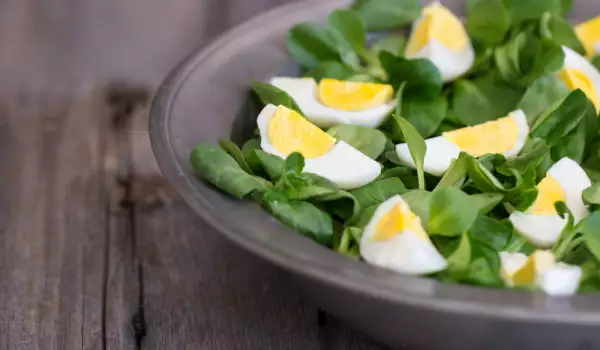 Идеи за пролетни салати с яйца