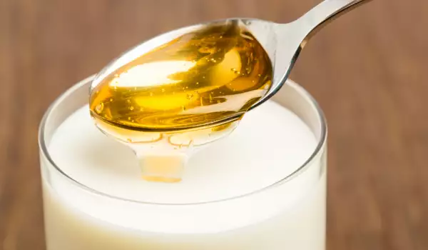 мляко с мед за облекчаване на кашлица