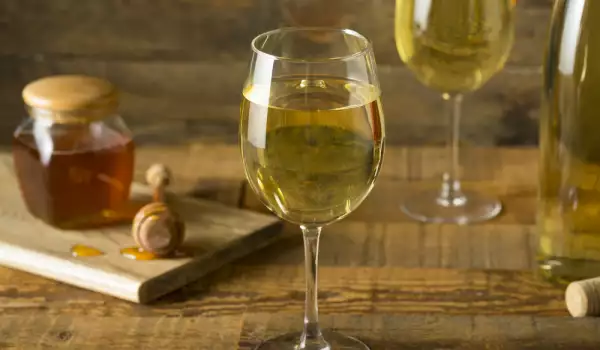 Произход и история на меденото вино