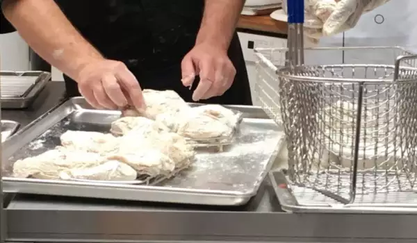 Тайната е разкрита! Ето как се приготвя прочутото пържено пиле на KFC