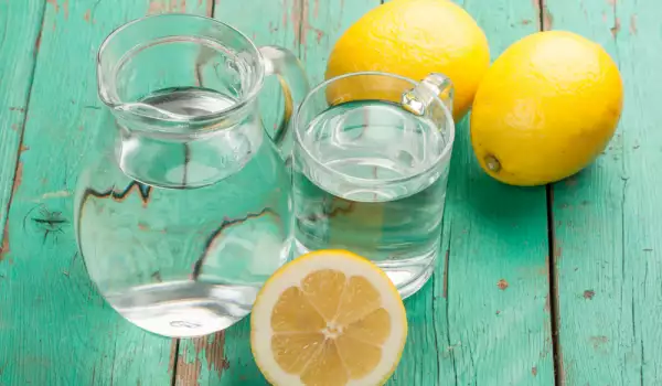 Как да си приготвим вода с лимон?