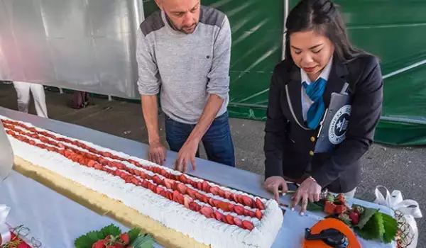 Изработиха най-дългата ягодова торта в света. Вижте я!